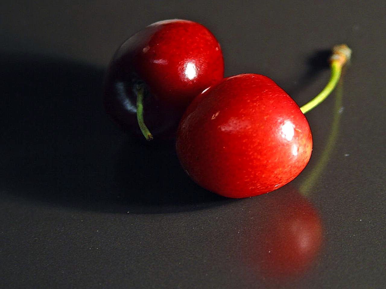 میوه گیلاس رسیده روی شاخه